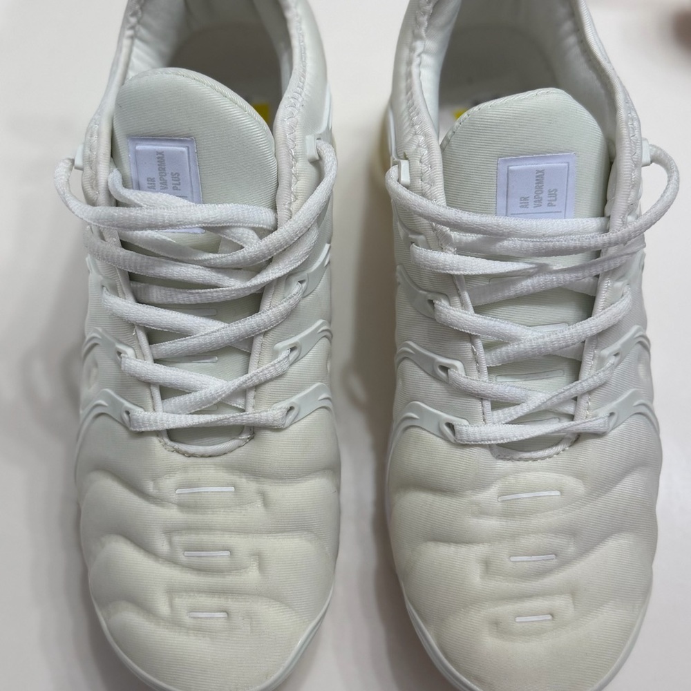 All-White Athletic Sneakers - Minimal Design AIR VAPORMAX PLUS - Picture 2 of 8